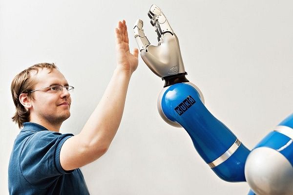 آموزش رفتارهای پیچیده به ربات‌ها تنها به وسیله نمایش رفتار